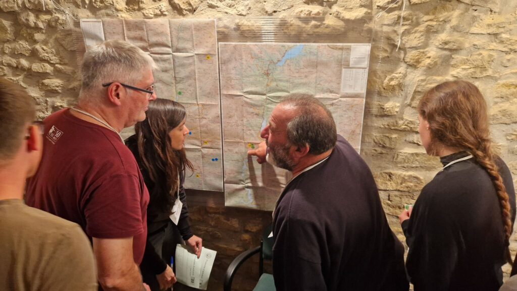 20251112_191518 - copia Pastors i tècnics senyalant possibles actuacions futures en el mapa