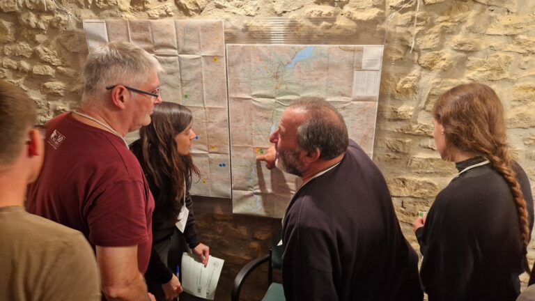 Pastors i tècnics senyalant possibles actuacions futures en el mapa