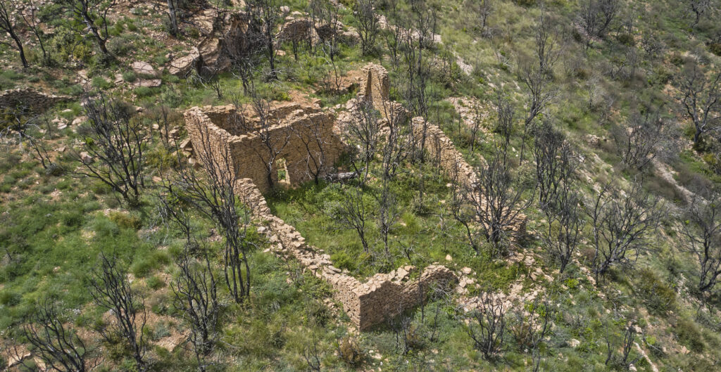 329 DJI_0797_1 Corral en ruïnes i bosc cremat
